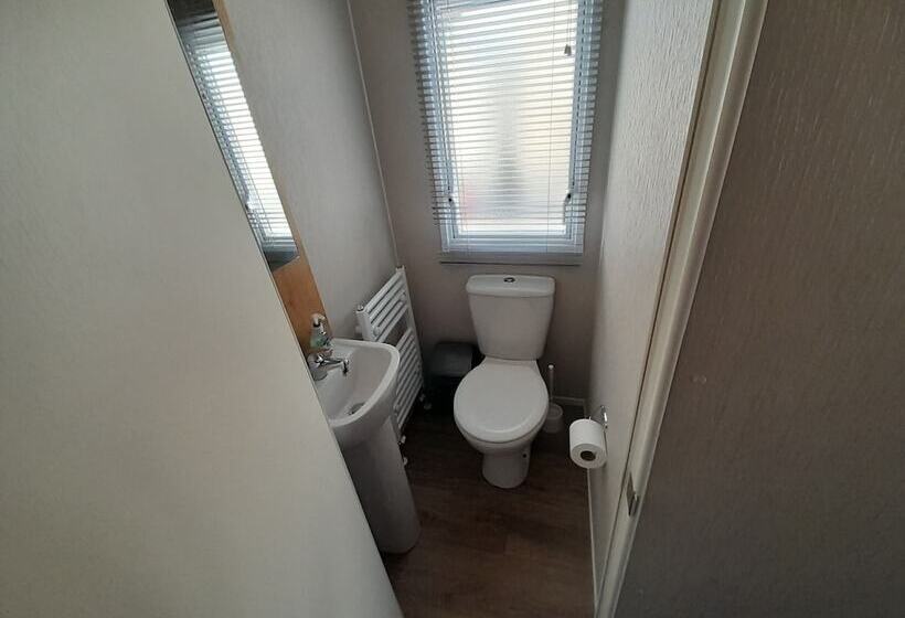 Отель Beautiful 3 Bed Caravan In Walton On The Naze