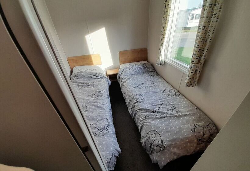 Отель Beautiful 3 Bed Caravan In Walton On The Naze