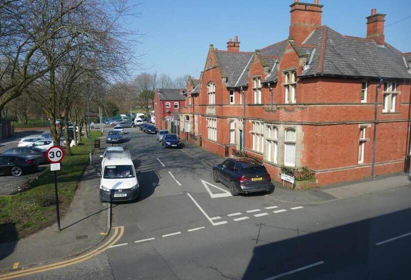 レジデンス Immaculate 12 Bed House Good Amenities In Wigan