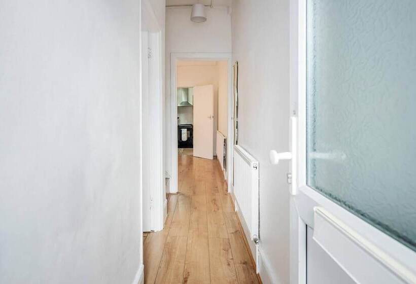 إقامة Impeccable And Welcoming 3 Bed House In London