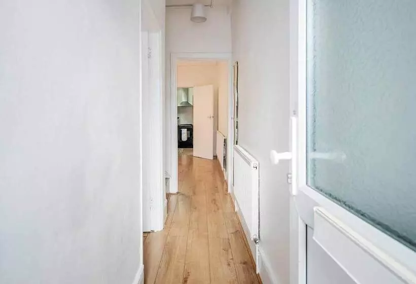 レジデンス Impeccable And Welcoming 3 Bed House In London