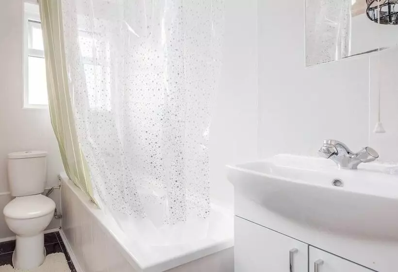 レジデンス Impeccable And Welcoming 3 Bed House In London