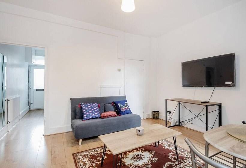 إقامة Impeccable And Welcoming 3 Bed House In London