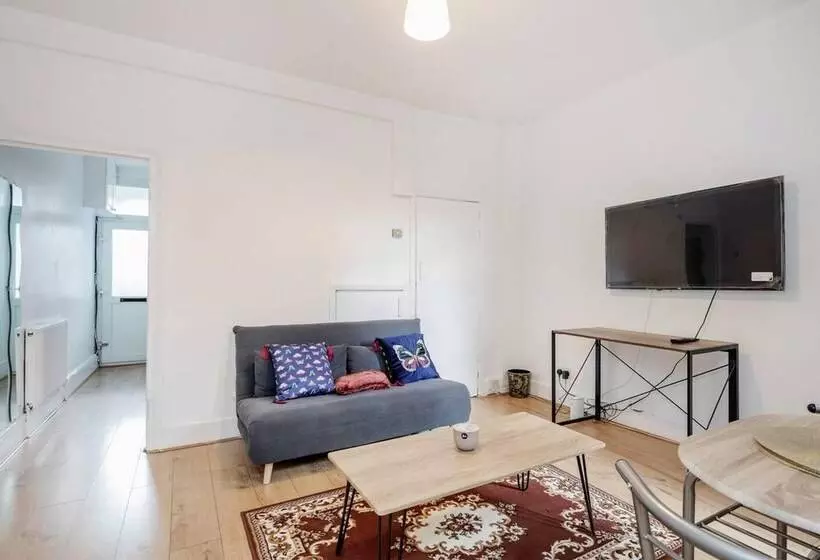 レジデンス Impeccable And Welcoming 3 Bed House In London