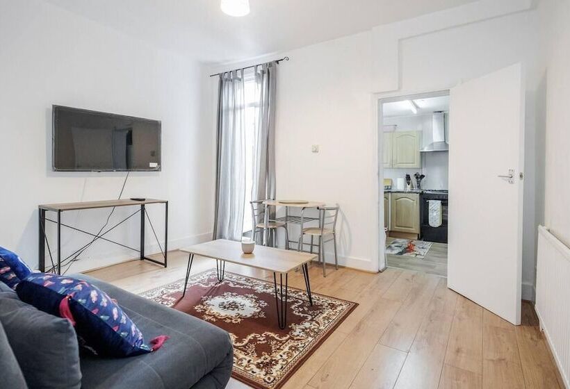 إقامة Impeccable And Welcoming 3 Bed House In London