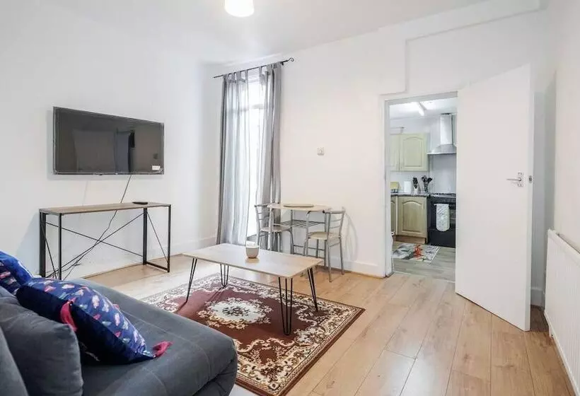 レジデンス Impeccable And Welcoming 3 Bed House In London