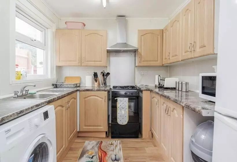 レジデンス Impeccable And Welcoming 3 Bed House In London