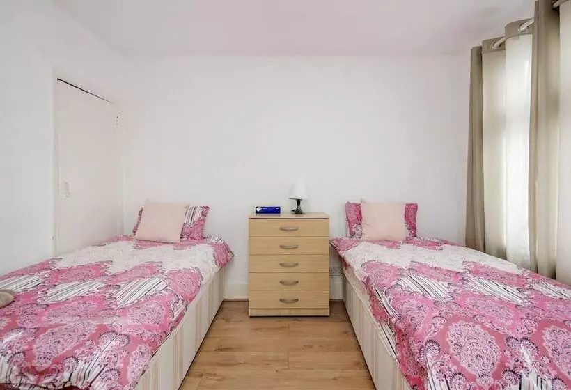 レジデンス Impeccable And Welcoming 3 Bed House In London