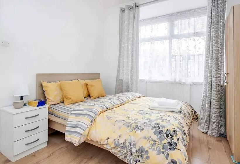レジデンス Impeccable And Welcoming 3 Bed House In London