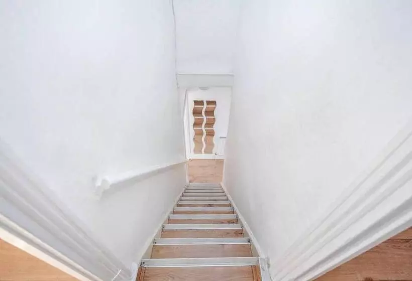 レジデンス Impeccable And Welcoming 3 Bed House In London