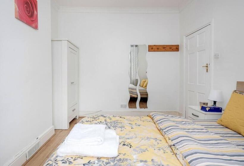إقامة Impeccable And Welcoming 3 Bed House In London