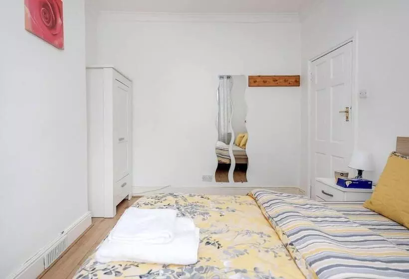 レジデンス Impeccable And Welcoming 3 Bed House In London