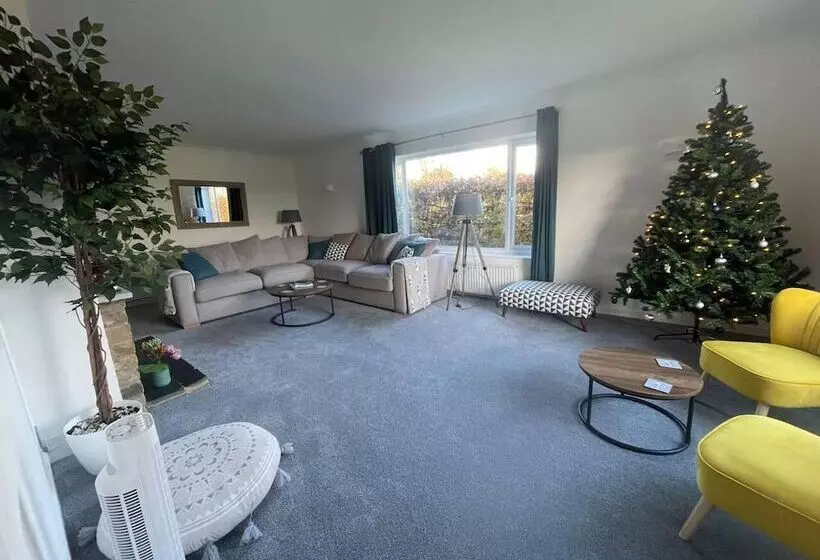 Residenssi Luxury 5 Bed House With Tennis Court & Games Room