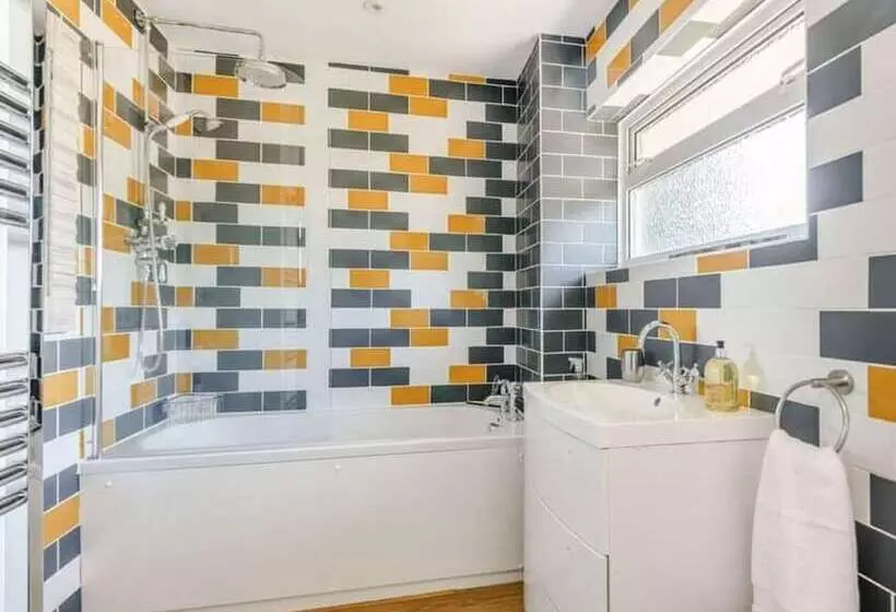 Residenssi Luxury 5 Bed House With Tennis Court & Games Room