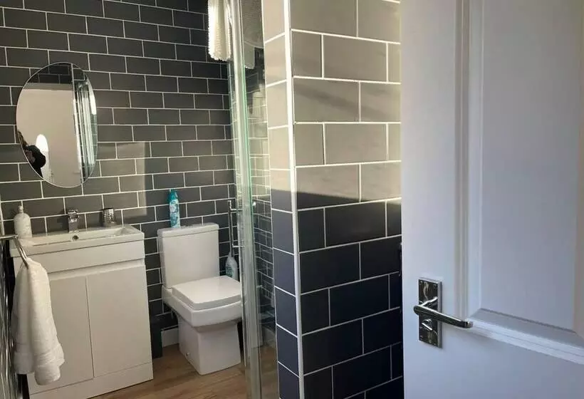 Residenssi Luxury 5 Bed House With Tennis Court & Games Room