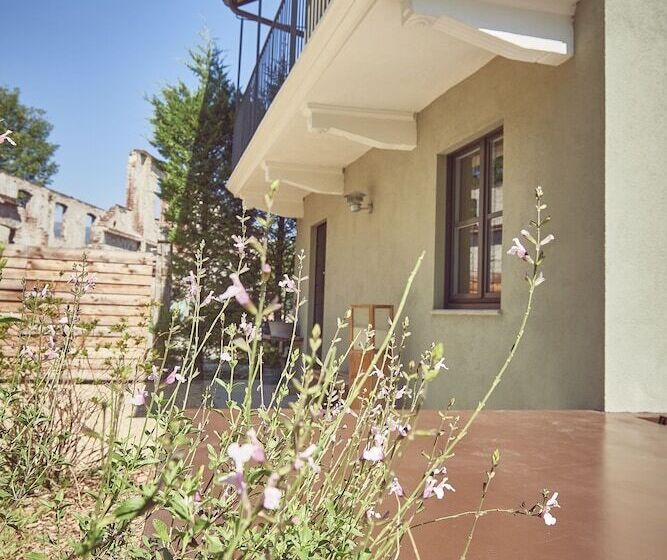 Aqvae Unconventional Country House