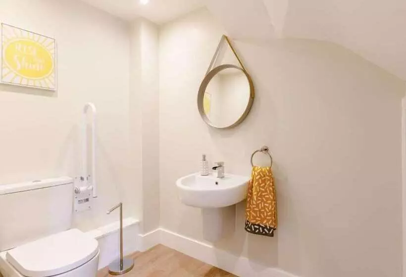 Buck Cottage, Disabled Adapted 3 Bed Hot Tub Pets