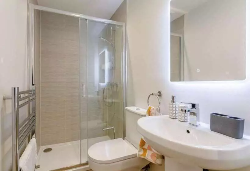 Buck Cottage, Disabled Adapted 3 Bed Hot Tub Pets