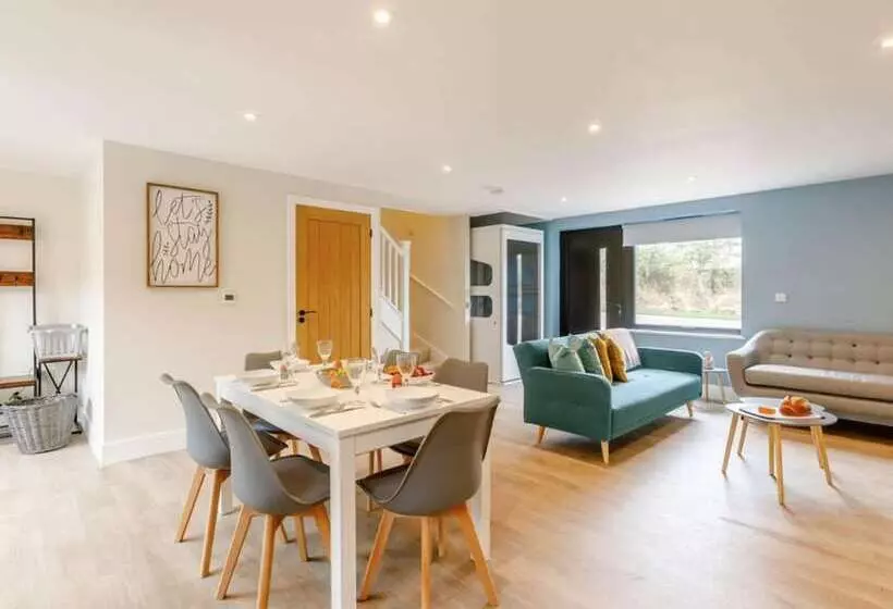 Buck Cottage, Disabled Adapted 3 Bed Hot Tub Pets