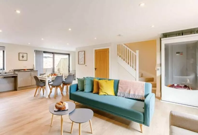 Buck Cottage, Disabled Adapted 3 Bed Hot Tub Pets