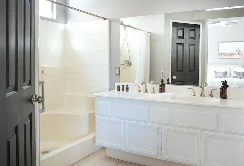 Dahlia By Avantstay Gorgeous Home W/ Luxury Pool, Foosball & Table Tennis!