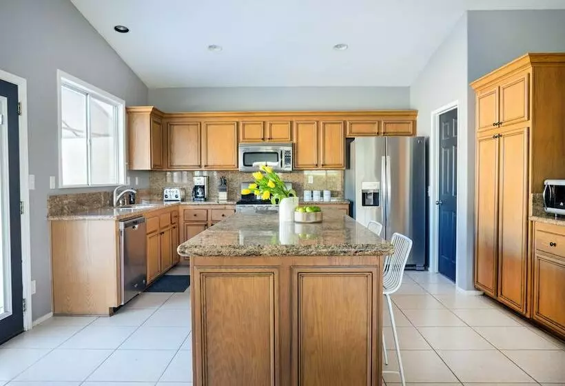 Dahlia By Avantstay Gorgeous Home W/ Luxury Pool, Foosball & Table Tennis!