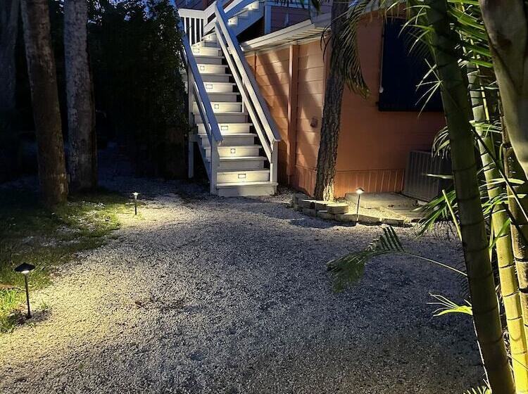 ホテル The Breezy Inn