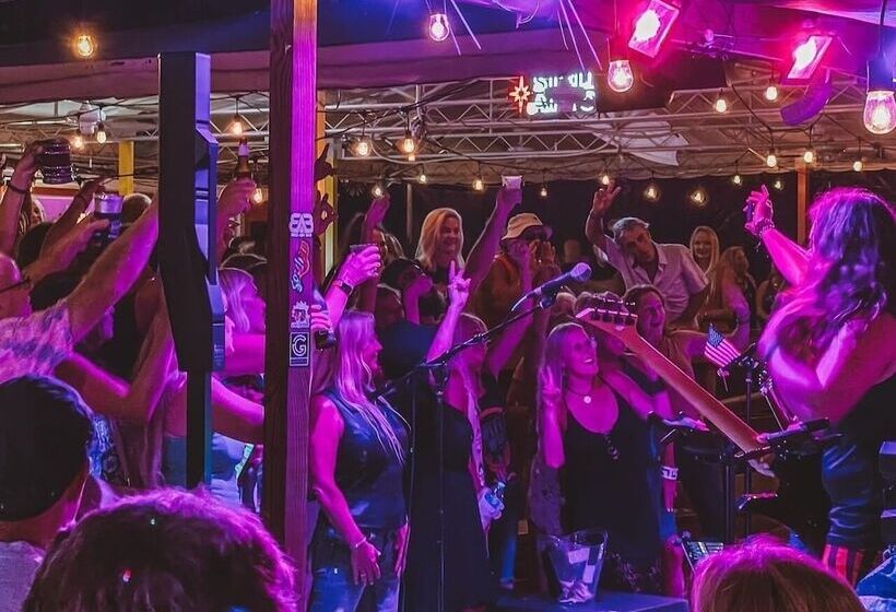 ホテル The Breezy Inn