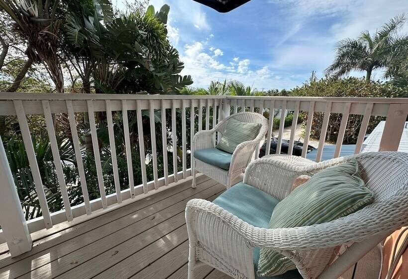 ホテル The Breezy Inn