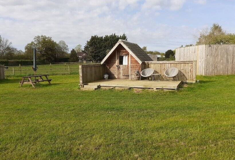 펜션 Glamping At The Retreat Wiltshire Is Rural Bliss