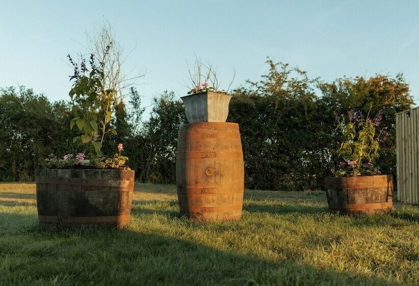 펜션 Glamping At The Retreat Wiltshire Is Rural Bliss