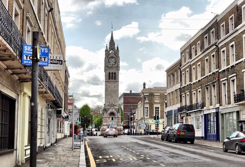 إقامة Beautiful And Modern House In Gravesend