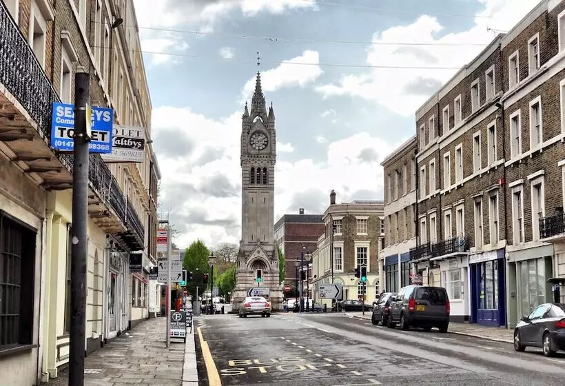 レジデンス Beautiful And Modern House In Gravesend