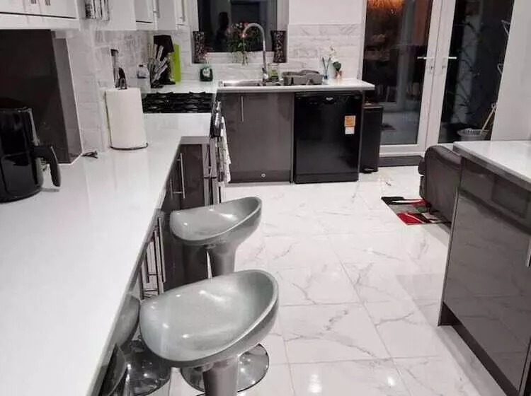 レジデンス Beautiful And Modern House In Gravesend