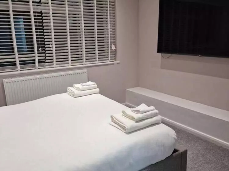 レジデンス Beautiful And Modern House In Gravesend