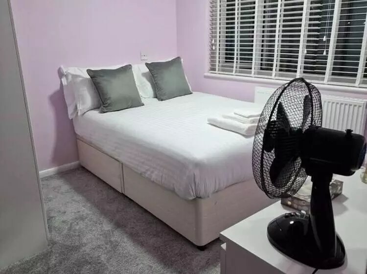 レジデンス Beautiful And Modern House In Gravesend