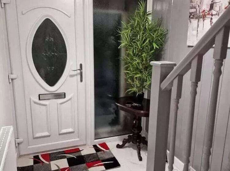 レジデンス Beautiful And Modern House In Gravesend