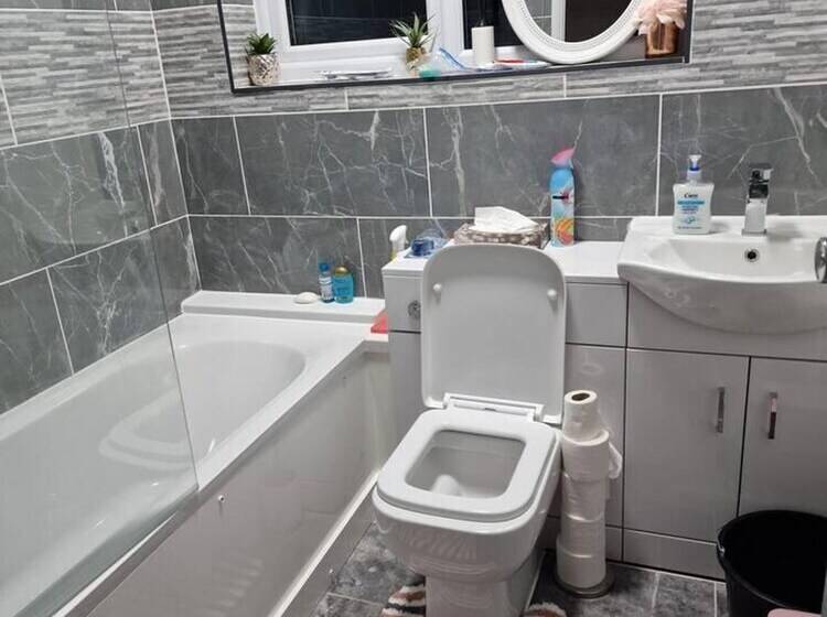 إقامة Beautiful And Modern House In Gravesend