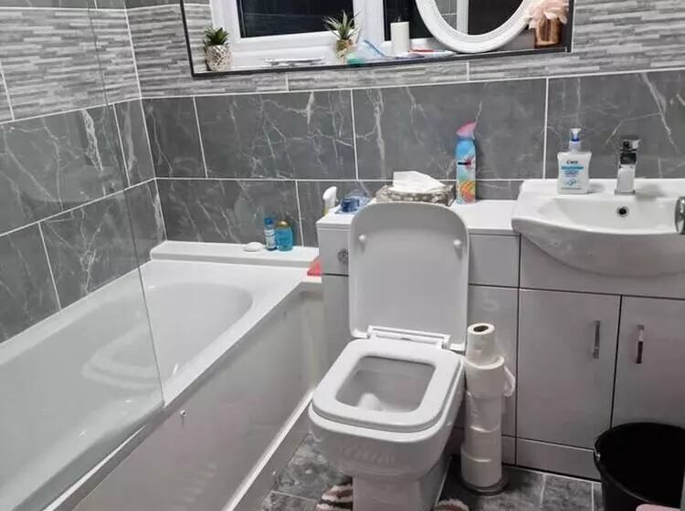 レジデンス Beautiful And Modern House In Gravesend