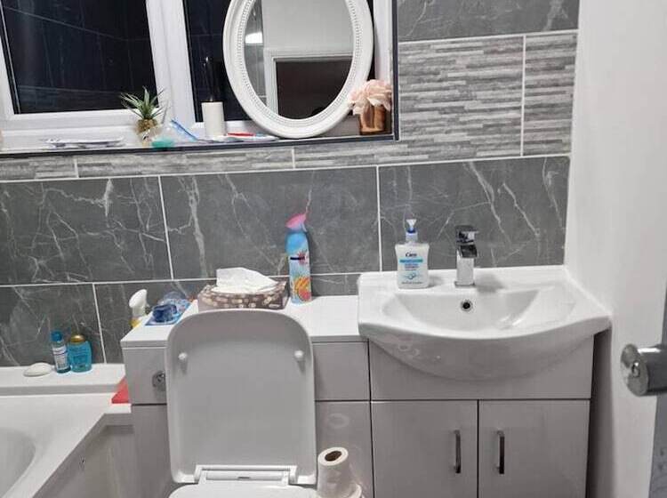 إقامة Beautiful And Modern House In Gravesend