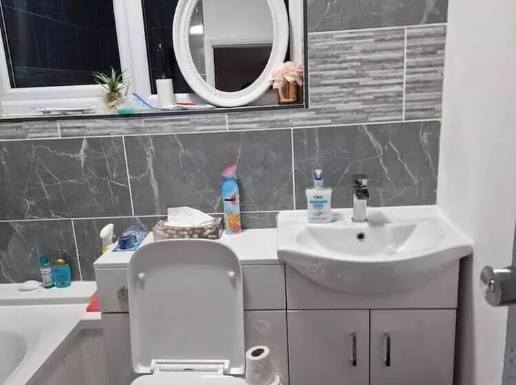 レジデンス Beautiful And Modern House In Gravesend