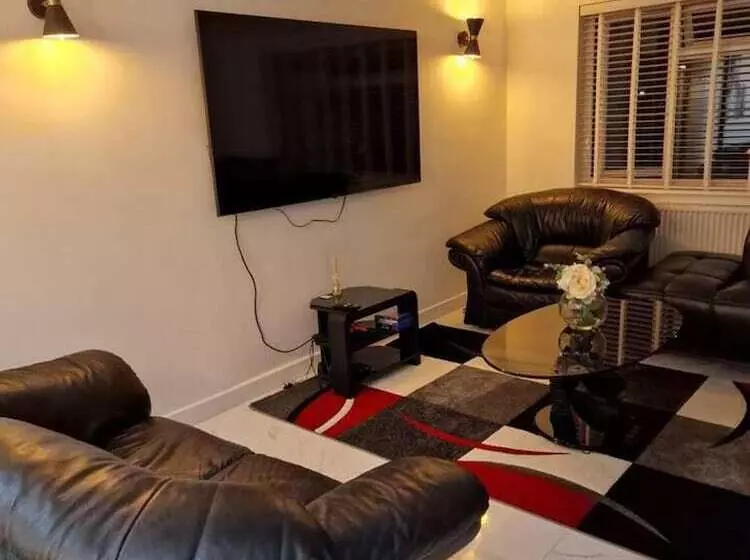 レジデンス Beautiful And Modern House In Gravesend