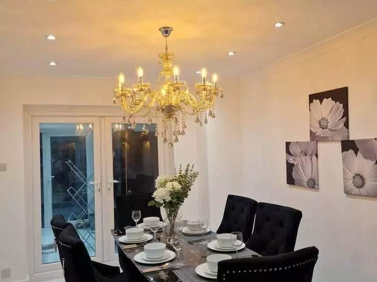 レジデンス Beautiful And Modern House In Gravesend