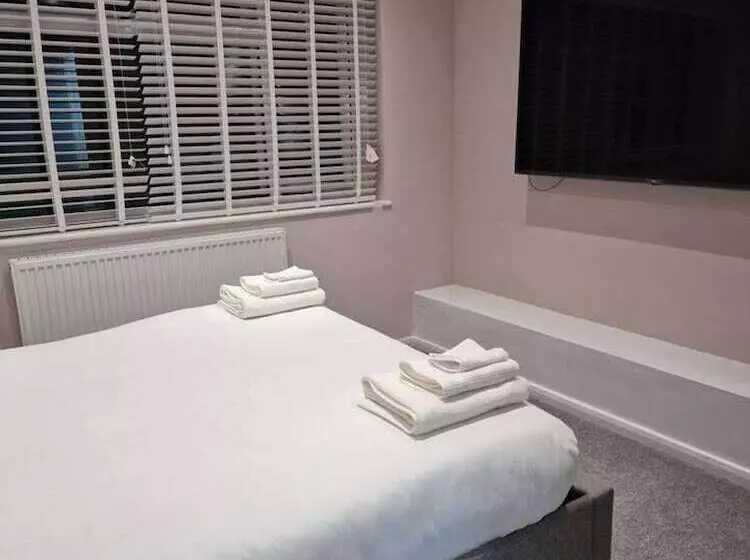 レジデンス Beautiful And Modern House In Gravesend