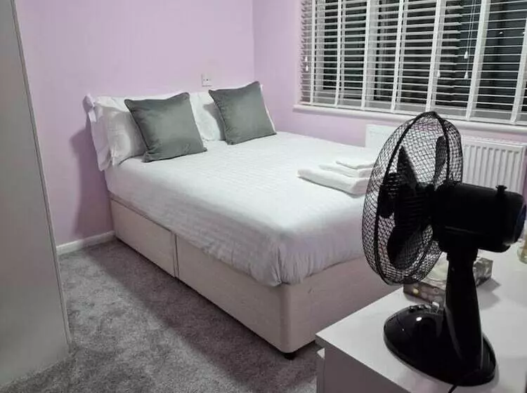 レジデンス Beautiful And Modern House In Gravesend