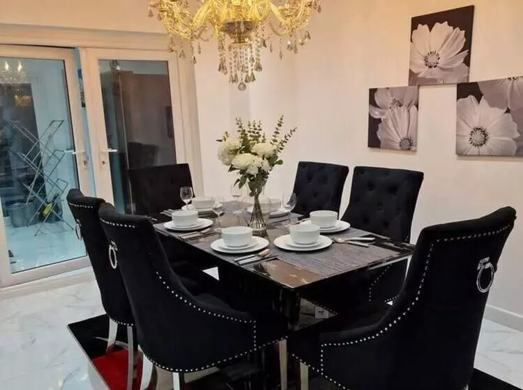 レジデンス Beautiful And Modern House In Gravesend