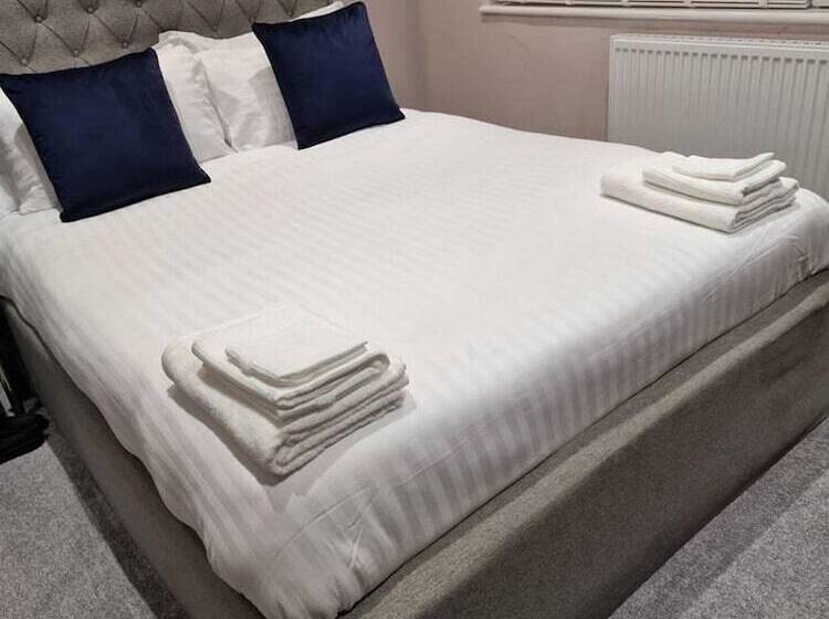 إقامة Beautiful And Modern House In Gravesend