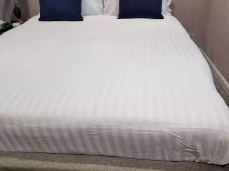 レジデンス Beautiful And Modern House In Gravesend