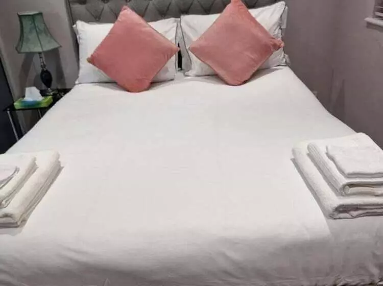 レジデンス Beautiful And Modern House In Gravesend