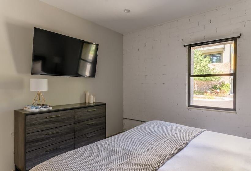 Stellar By Avantstay Modern Artist S Loft In Old Town W/ Patio